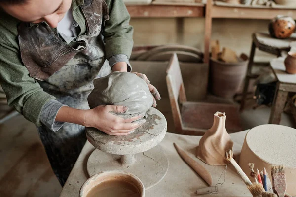 Sculptor making clay sculpture in workshop — 图库照片