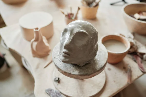 Clay sculpture of human face — 图库照片