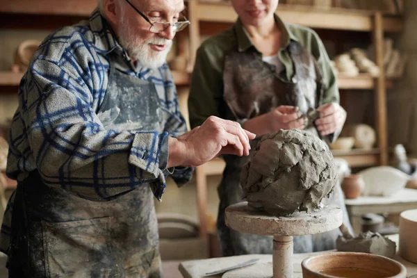 Potter holding the pottery lesson — 图库照片