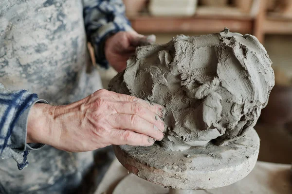 Working process in the clay workshop — 图库照片