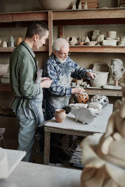 People working in team in pottery workshop — 图库照片