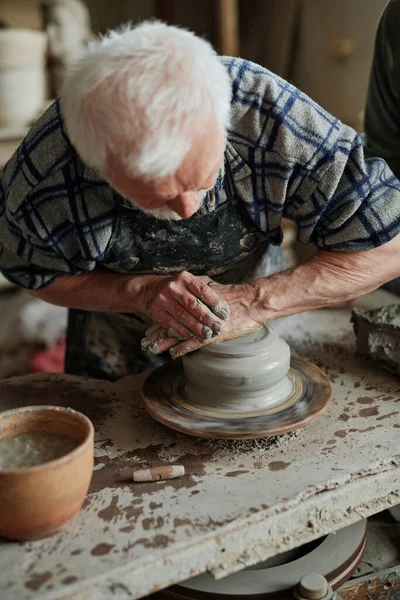 Potter modeling vase on pottery wheel — 图库照片