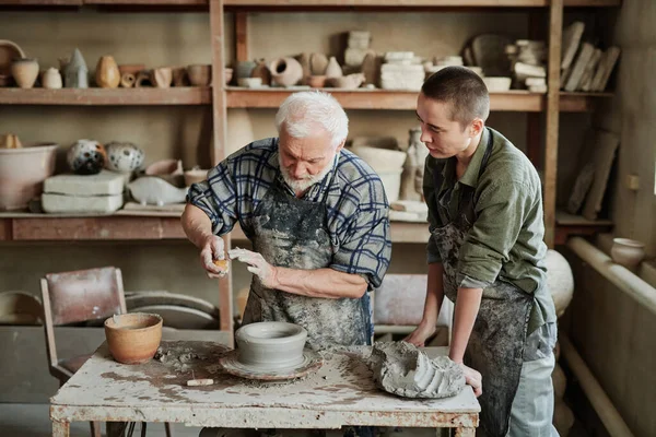 Люди, делающие керамические вазы в студии — стоковое фото