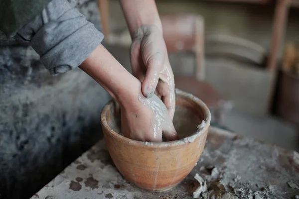 Artista de cerâmica trabalhando com argila — Fotografia de Stock