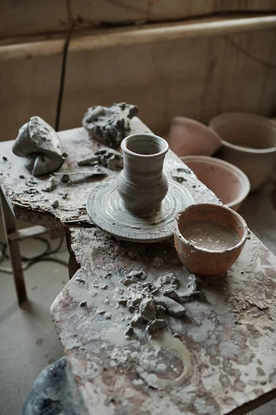 The process of creating ceramic vase — 图库照片