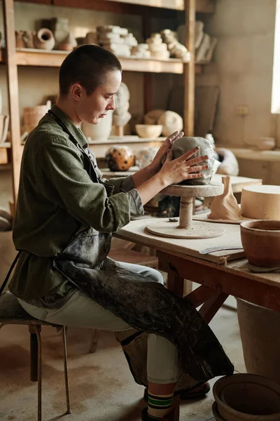 Woman making vase from clay — 图库照片