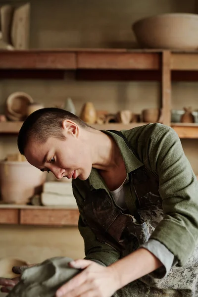 Woman making sculpture from clay — 图库照片
