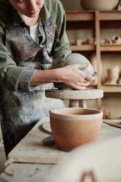 Worker making sculpture from clay — 图库照片