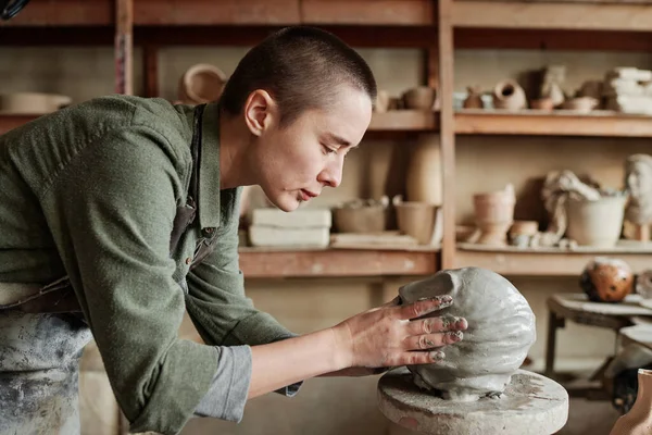 Woman making human face from clay — 图库照片