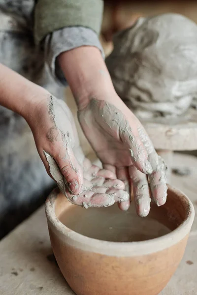 Sculptor working with clay in studio — 图库照片