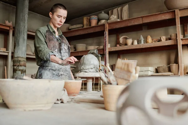 Woman creating ceramic vase from clay — 图库照片