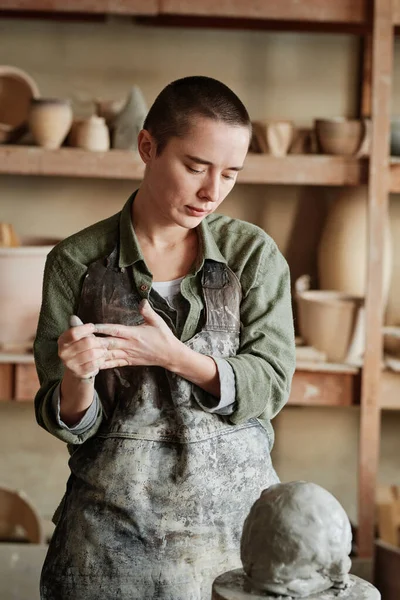 Female pottery artist in her art studio — 图库照片