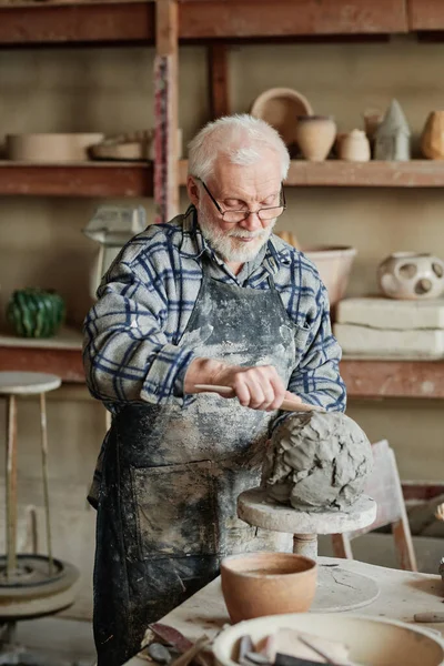 Potter working with clay in workshop — 图库照片