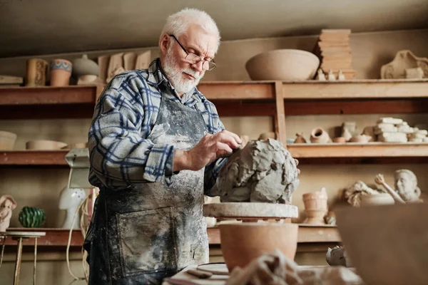 Ceramist making clay vase by hands — 图库照片