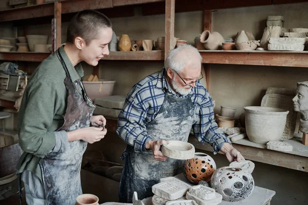 Скульпторы керамических ваз в мастерской — стоковое фото