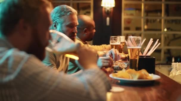Sekelompok Pria Duduk Bersama Pub Modern Menikmati Minuman Keras Atau — Stok Video
