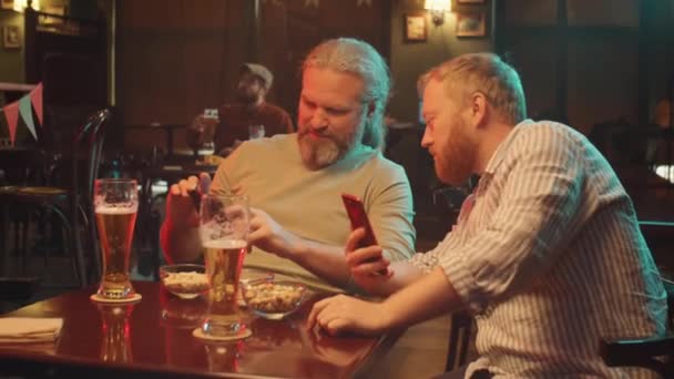 Mediana Toma Mano Dos Hombres Caucásicos Sentados Juntos Pub Bebiendo — Vídeo de stock
