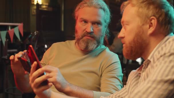 Retrato Dos Hombres Caucásicos Sentados Juntos Pub Por Noche Viendo — Vídeo de stock