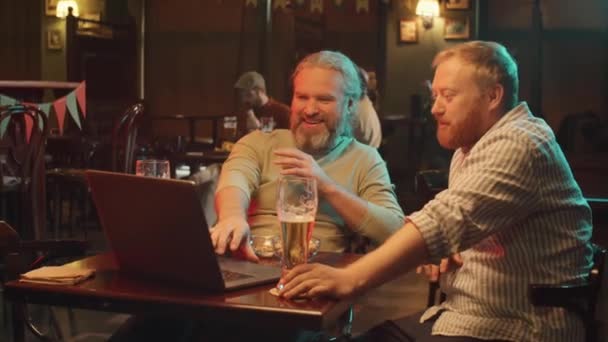 Toma Mano Dos Hombres Caucásicos Sentados Juntos Pub Bebiendo Cerveza — Vídeo de stock