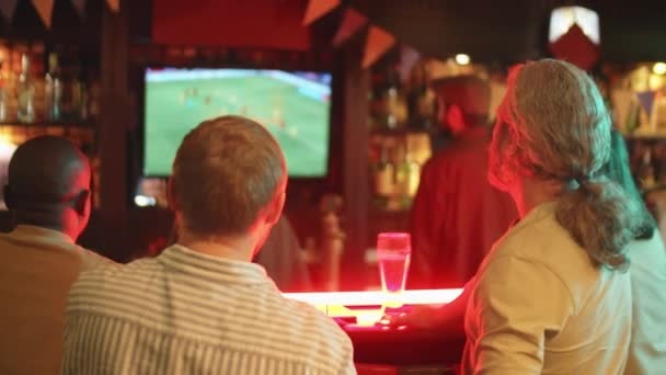 Powrót Widok Zdjęcia Nierozpoznawalnych Mężczyzn Kobiet Oglądających Mecz Piłki Nożnej — Wideo stockowe