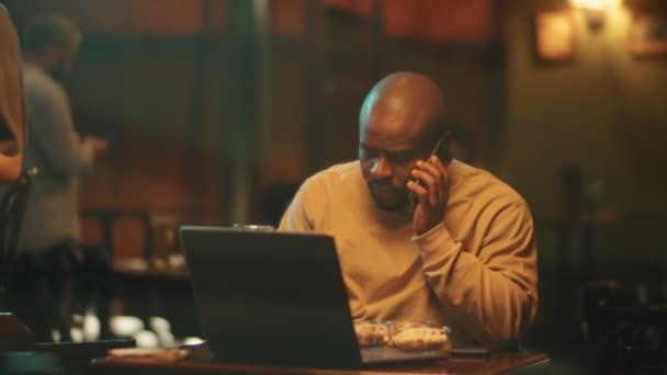 Imagen Horizontal Joven Empresario Afroamericano Adulto Sentado Mesa Gastropub Hablando — Vídeo de stock