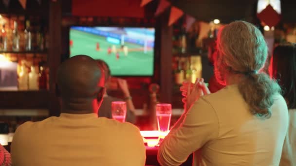 Vista Trasera Filmación Los Aficionados Fútbol Moderno Pasar Noche Pub — Vídeo de stock