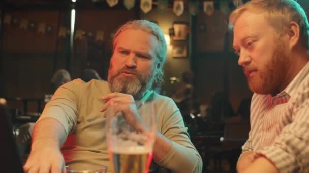 Toma Mano Dos Compañeros Trabajo Caucásicos Sentados Juntos Pub Bebiendo — Vídeo de stock