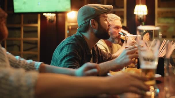 Grupo Hombres Mujeres Sentados Juntos Mostrador Del Bar Moderno Pub — Vídeo de stock