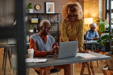İş arkadaşları ofiste birlikte çalışıyorlar.