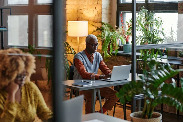 Biznesmen pracujący online w biurze — Zdjęcie stockowe