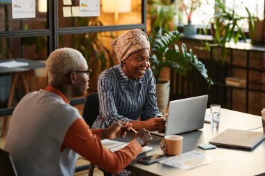 Toplantıda planlama iş adamları iş