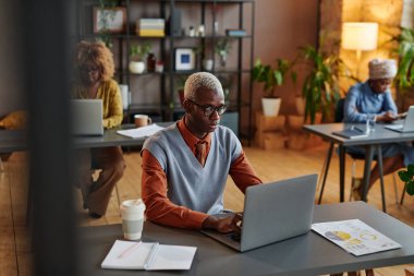 Ofiste çalışan iş adamları