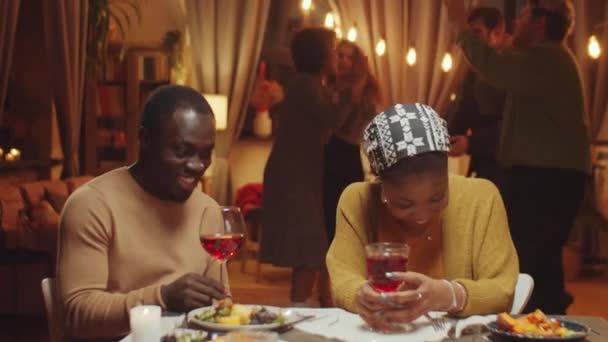 Young African American Man Woman Spending Time Party Friends Sitting — Vídeo de Stock