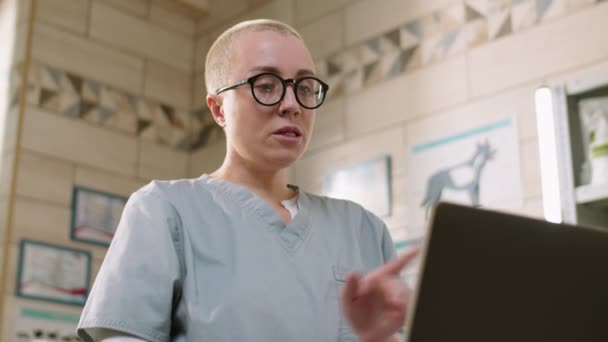 Caucasian Female Veterinarian Medical Uniform Glasses Speaking Online Video Call — Vídeo de stock