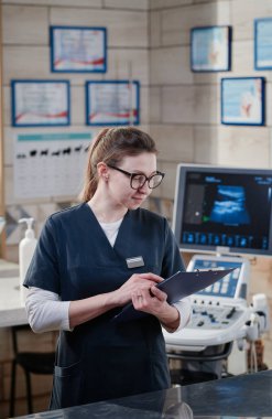 Veteriner kliniğinde çalışan genç hemşire.