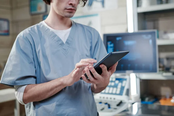 Médico trabajando en línea en la tableta de PC —  Fotos de Stock