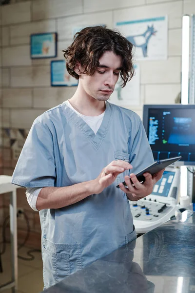 Médico usando tableta en clínica médica —  Fotos de Stock