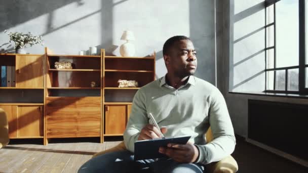 Jovem Conselheiro Afro Americano Sentado Poltrona Seu Escritório Segurando Caneta — Vídeo de Stock
