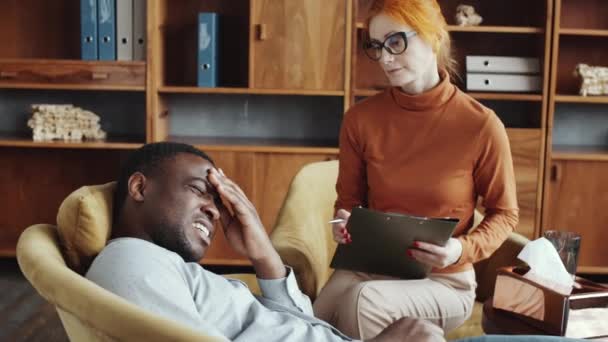 Jeune Homme Afro Américain Frustré Couché Sur Canapé Parlant Avec — Video