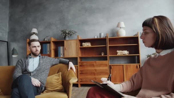 Knappe Blanke Man Zit Bank Praat Met Vrouwelijke Counseling Psycholoog — Stockvideo