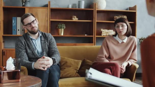 Zdenerwowana Żona Mąż Siedzą Kanapie Krytykują Się Przed Psychologiem Podczas — Wideo stockowe