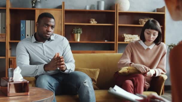 Junger Unglücklicher Afroamerikanischer Mann Sitzt Auf Sofa Und Beschwert Sich — Stockvideo