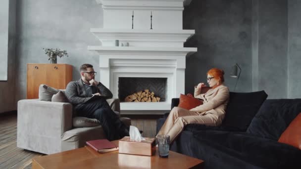Orta Yaşlı Kızıl Saçlı Bir Kadının Kanepeye Oturup Erkek Psikologla — Stok video