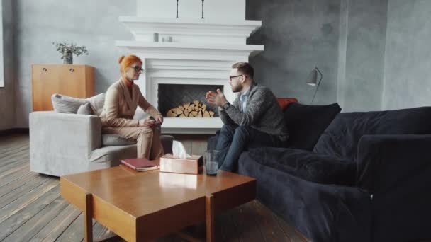 Zoom Shot Young Caucasian Man Sitting Sofa Explaining Something Experienced — Stock Video