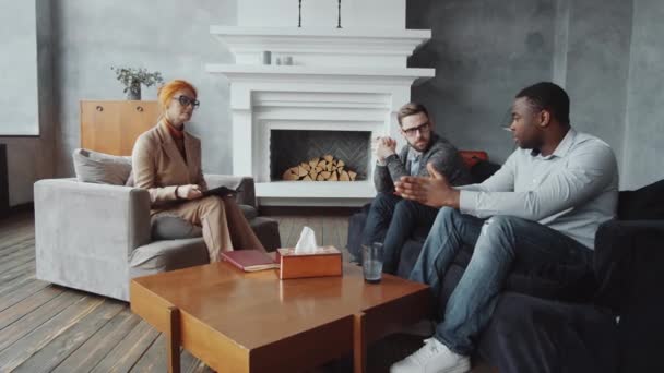 Přiblížit Záběr Multietnického Homosexuálního Páru Sedícího Pohovce Vysvětlujícího Problémy Vztahu — Stock video