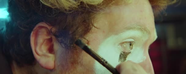 Zbliżenie Widok Męskiego Klauna Nakładającego Farbę Twarzy Pędzlem Podczas Makijażu — Wideo stockowe