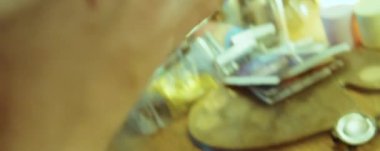 Palyaçonun soyunma odasında hazırlanırken kırmızı burnunu giydiği yakın çekim.