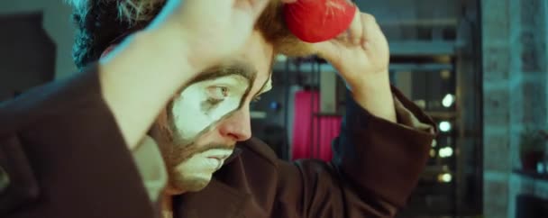 Männlicher Schauspieler Mit Clown Make Setzt Rote Nase Auf Und — Stockvideo