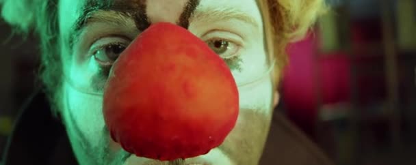 Портрет Клоуна Макияжем Красным Носом Смотрящего Камеру Делающего Лица — стоковое видео