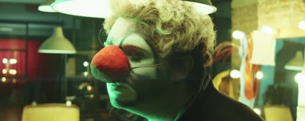 Сумний Клоун Червоним Носом Стоїть Роздягальні Підвісною Лампою Над Головою — стокове відео